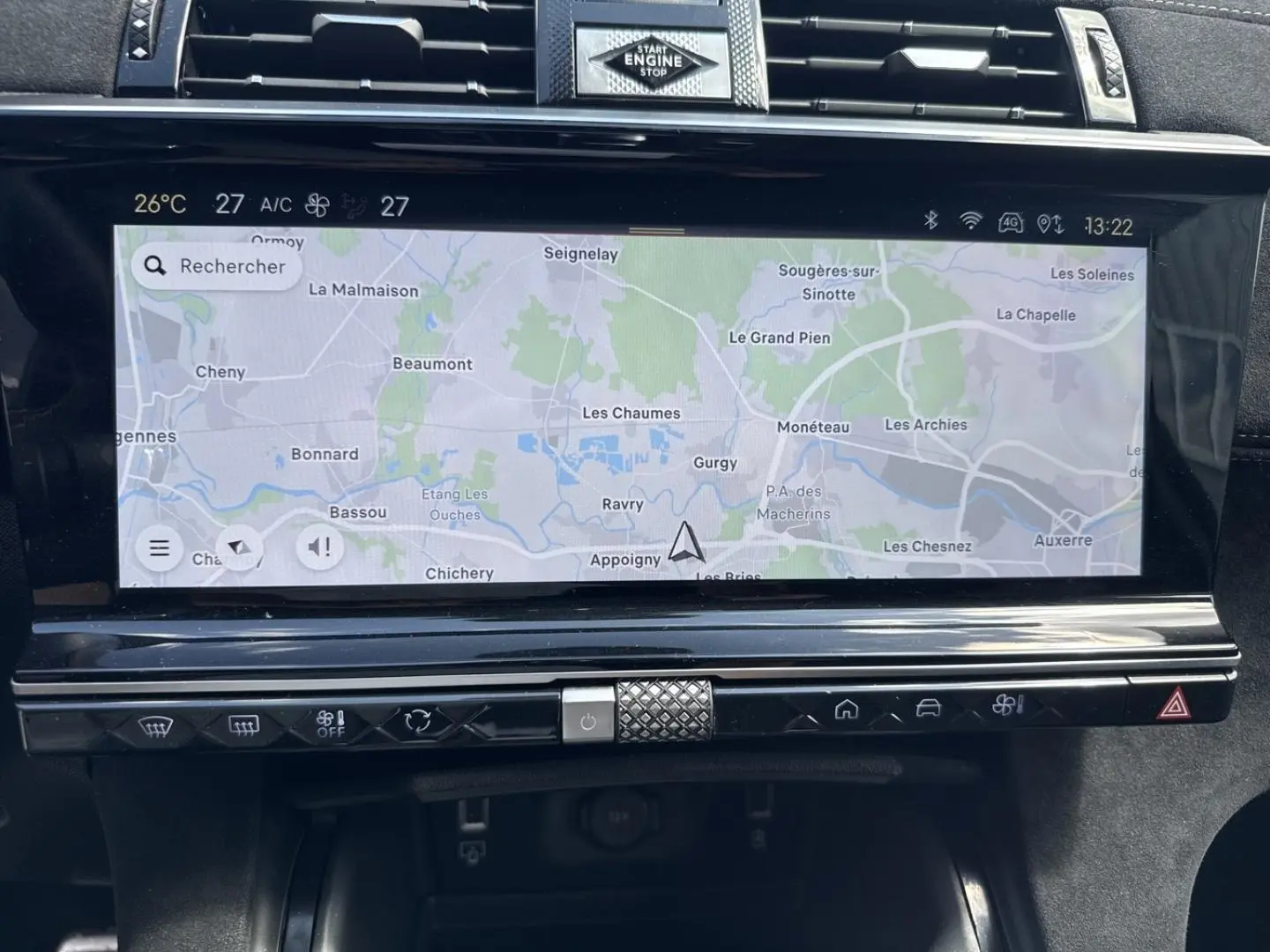Vue rapprochée de l'écran tactile central du DS7 Vol de Nuit affichant une carte GPS avec commandes climatisation en dessous.
