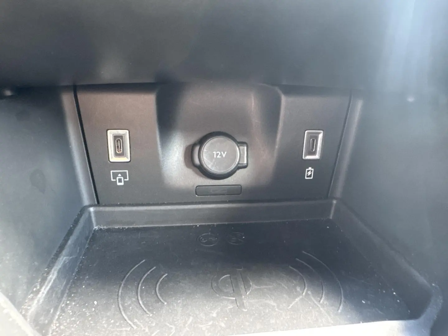 Gros plan sur la console centrale du DS7 1.5 BlueHDi 130ch Pallas 2025 montrant prises USB, prise 12V et zone de recharge sans fil.