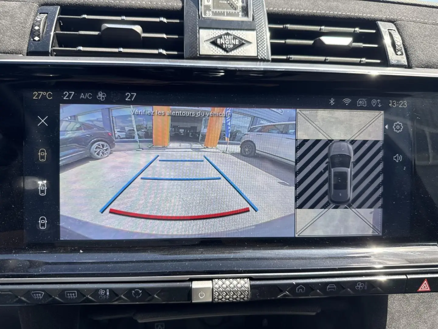 Écran tactile intérieur montrant la caméra de recul et vue 360° du DS7 Vol de Nuit, avec guidage de stationnement.