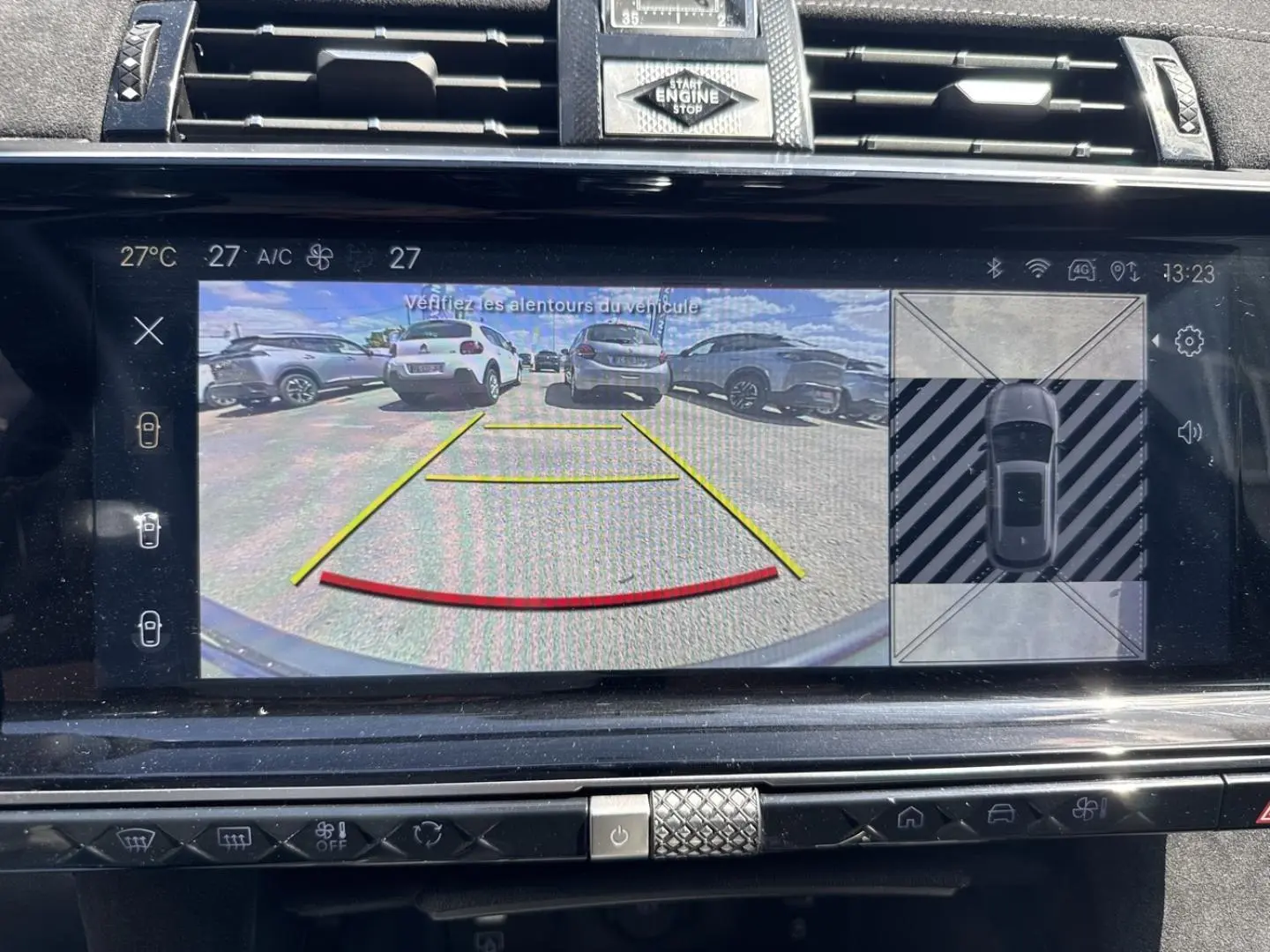 Écran tactile intérieur montrant la caméra de recul et l’aide au stationnement du DS7 Vol de Nuit.