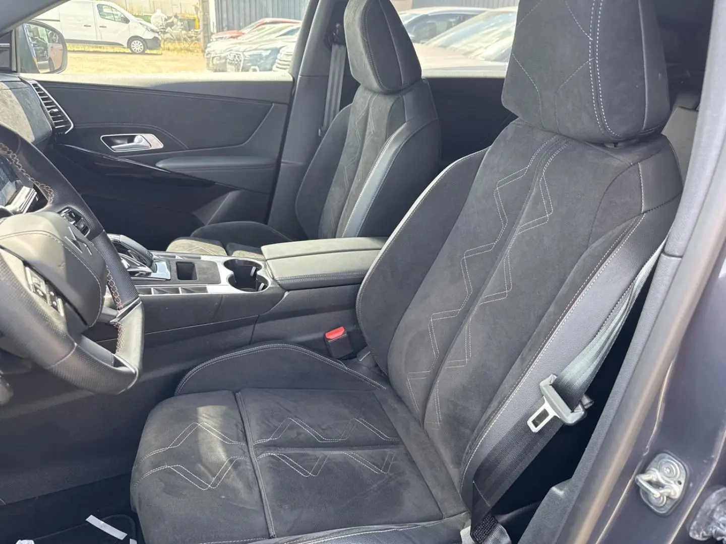 Vue intérieure côté conducteur du DS7 1.5 BlueHDi 130ch Pallas 2025 en Alcantara noir profond avec surpiqûres contrastées.