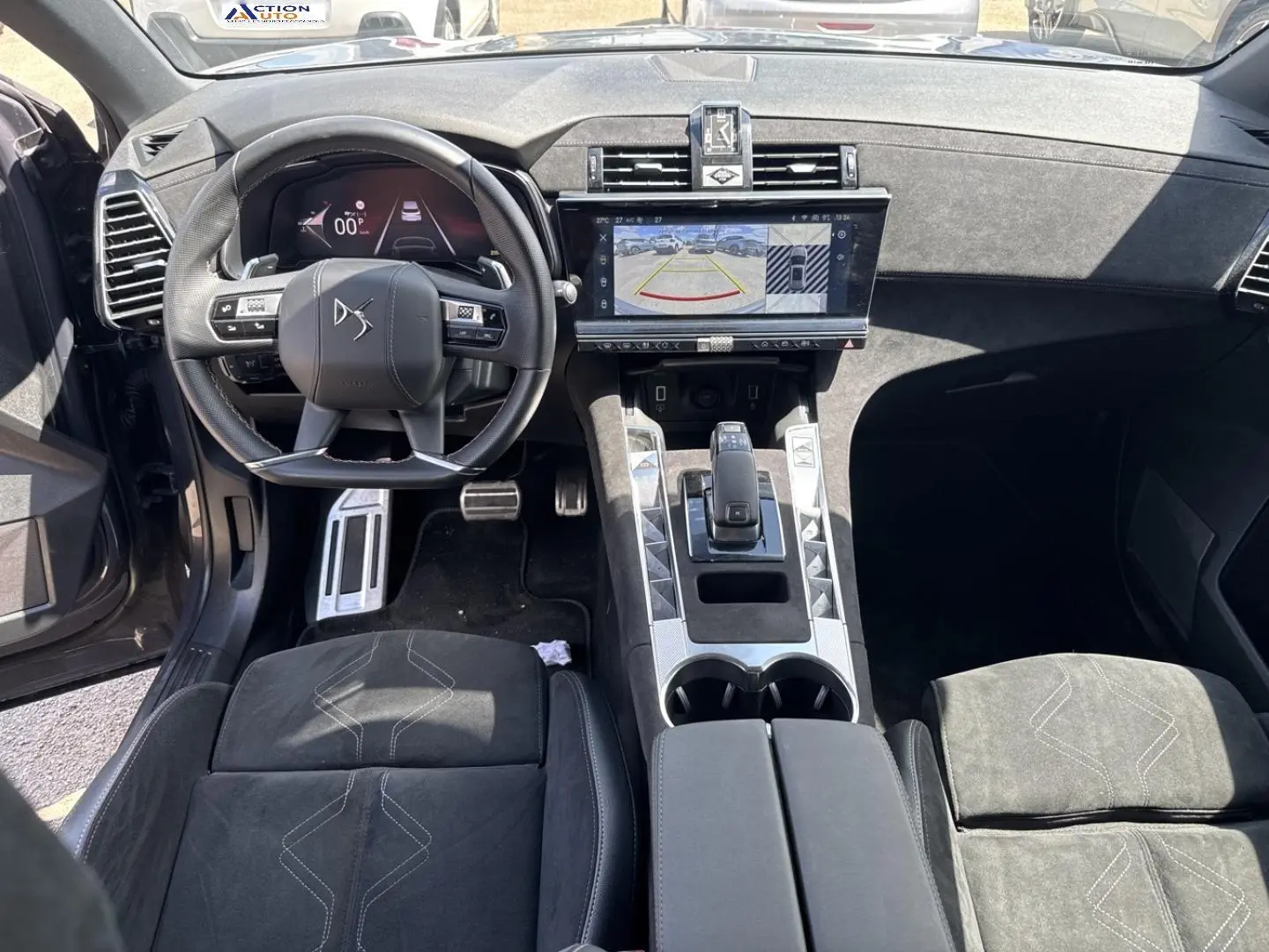 Vue intérieure avant du DS7 1.5 BlueHDi 130ch Pallas 2025, avec volant cuir, écran tactile et sellerie Alcantara noir.