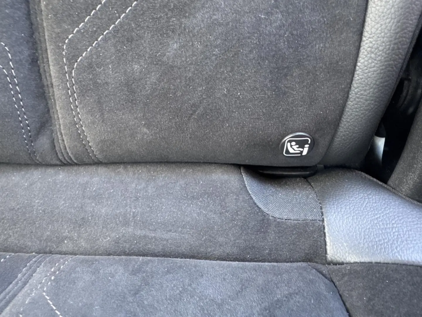 Gros plan sur la banquette arrière en Alcantara noir profond avec logo Isofix visible sur DS7 Vol de Nuit.