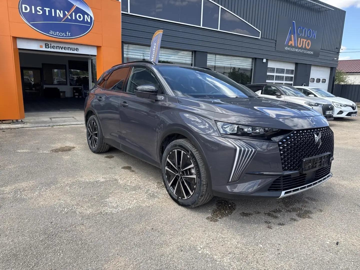 DS7 1.5 BlueHDi 130ch Pallas Vol de Nuit, vue 3/4 avant droit avec calandre distinctive et jantes noires.