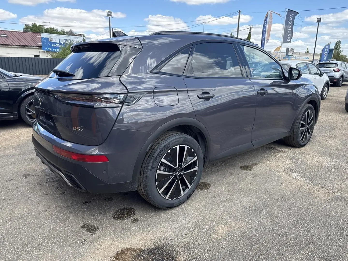 DS7 2025 Vol de Nuit vue 3/4 arrière droit, SUV diesel avec jantes alliage noires et vitres surteintées.
