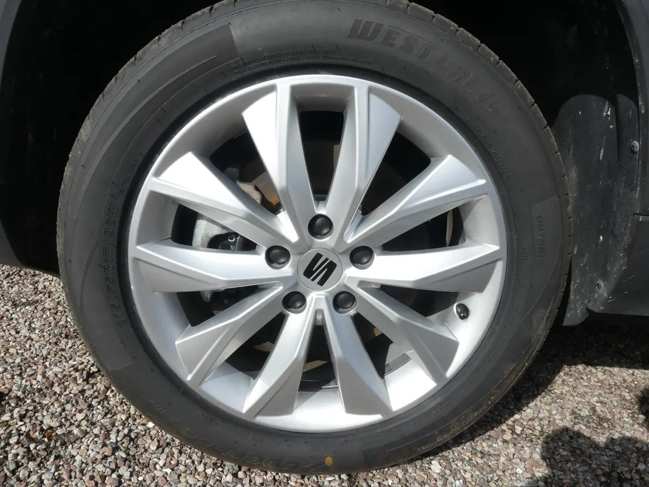 Gros plan sur la jante alliage 17'' Dynamic argentée du SEAT Ateca gris clair, avec logo SEAT au centre.