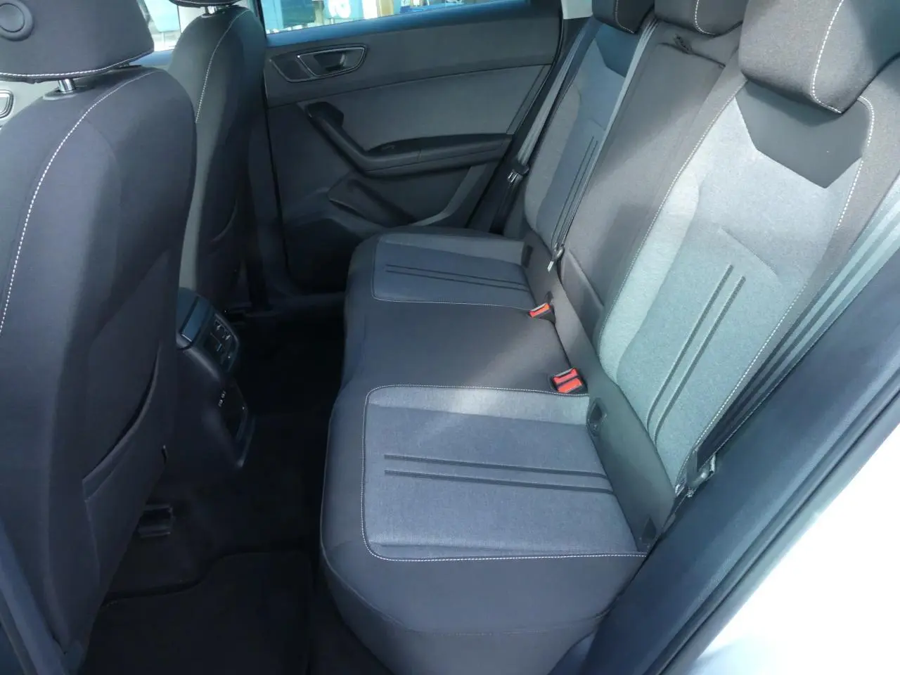 Vue intérieure côté droit sur la banquette arrière en textile gris et noir du SEAT Ateca 2023 Style Business.