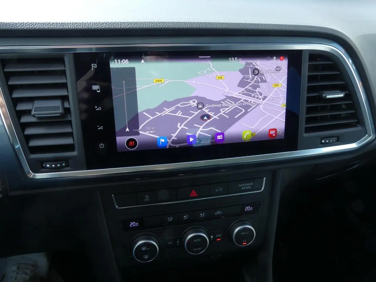 Écran tactile central avec navigation et commandes de climatisation dans le tableau de bord du SEAT Ateca gris clair 2023.