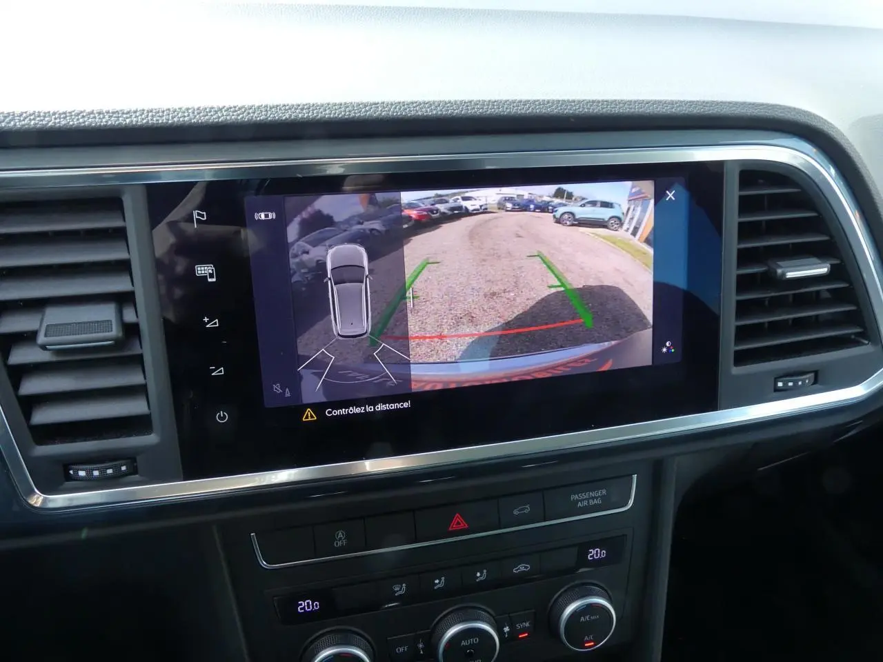 Écran central du SEAT Ateca 2023 montrant la caméra de recul avec guidage de trajectoire et alertes de distance.