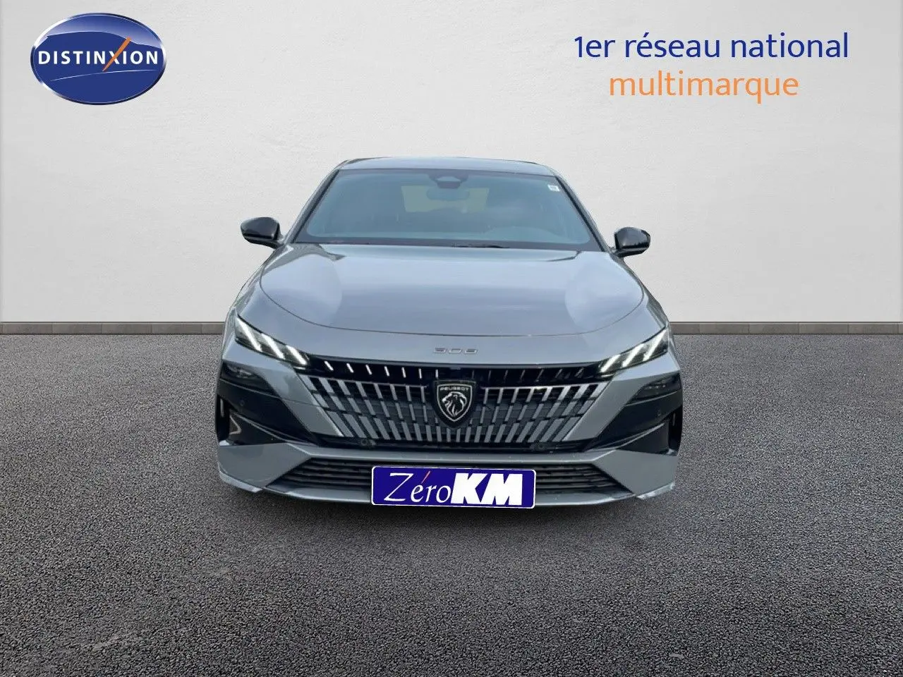 Vue avant frontale de la Peugeot 308 gris selenium metal 2026 avec calandre distinctive et phares LED fins.