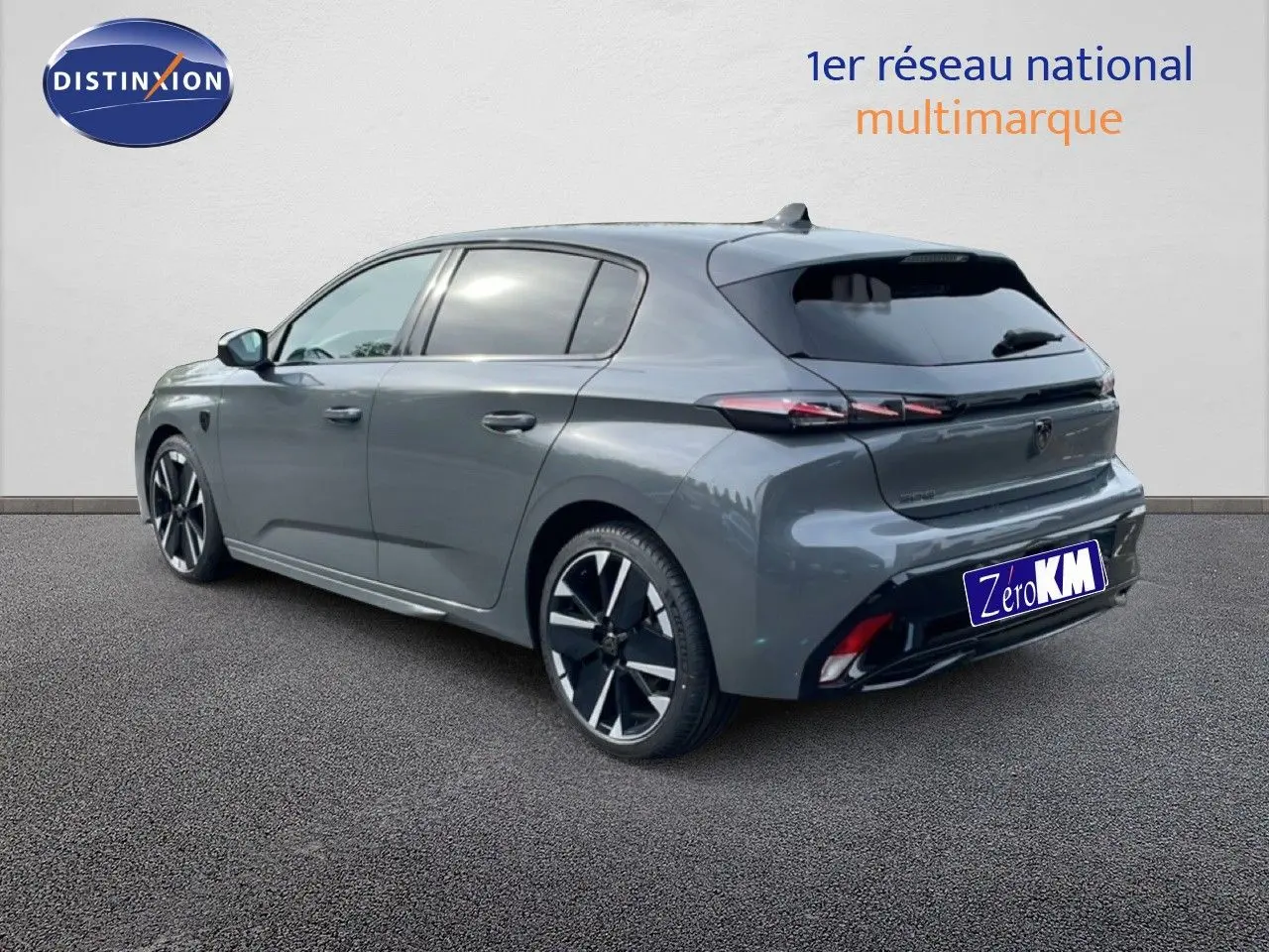 Vue 3/4 arrière droite d'une Peugeot 308 gris selenium métal avec jantes noires et vitres teintées.