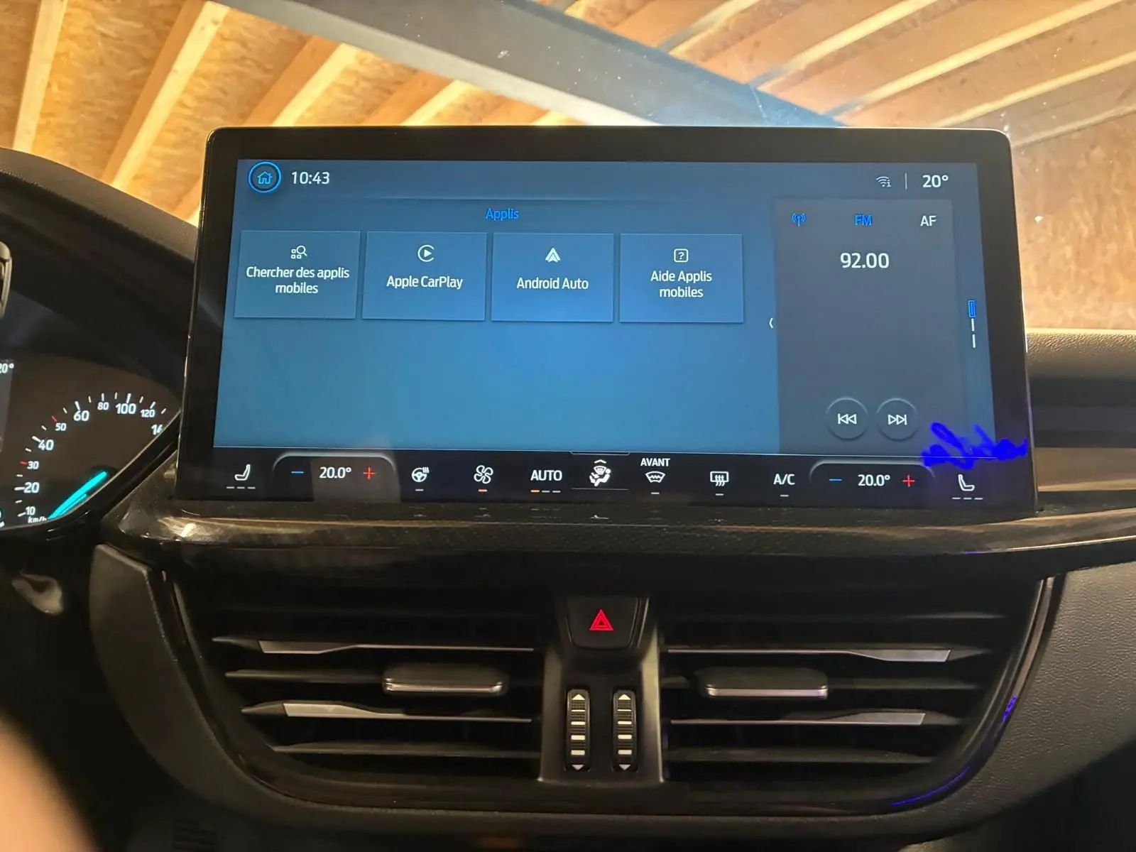 Vue intérieure centrée sur l'écran tactile du tableau de bord de la Ford Focus 2024, affichant les options multimédia et climatisation.