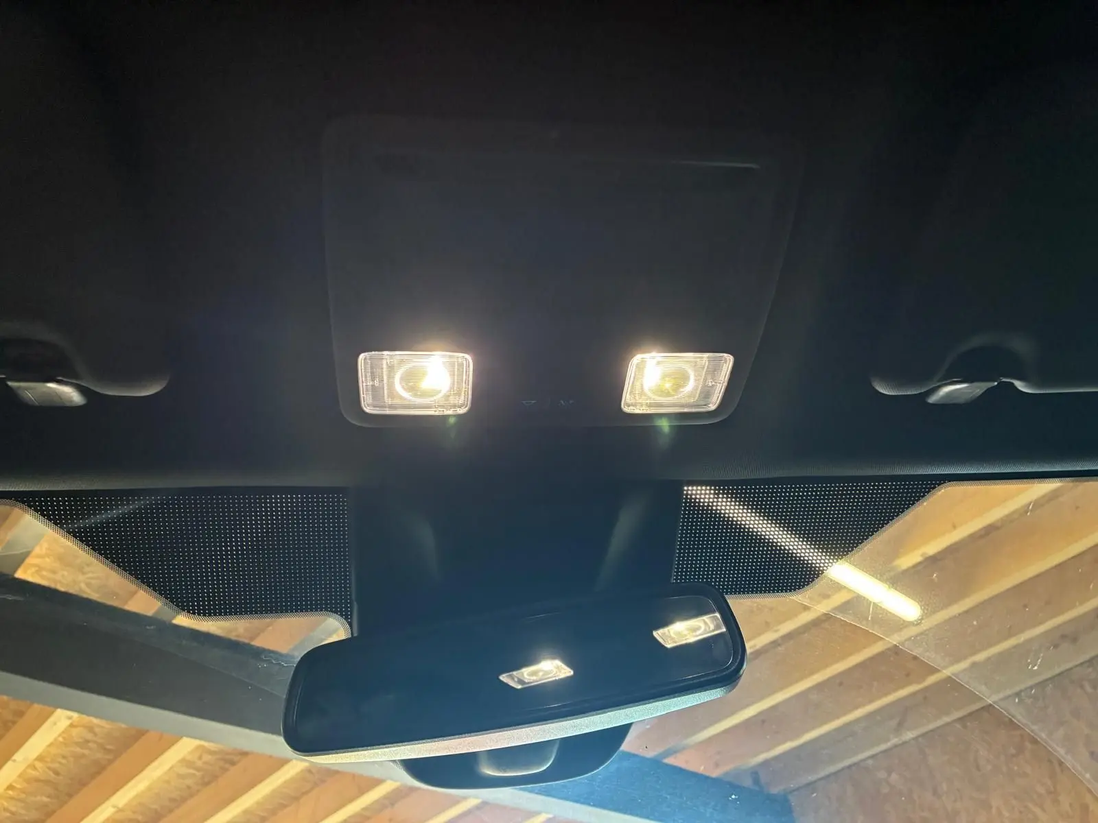 Vue intérieure du miroir de courtoisie avec éclairage allumé dans une Ford Focus bleue 2024, version ST Line.