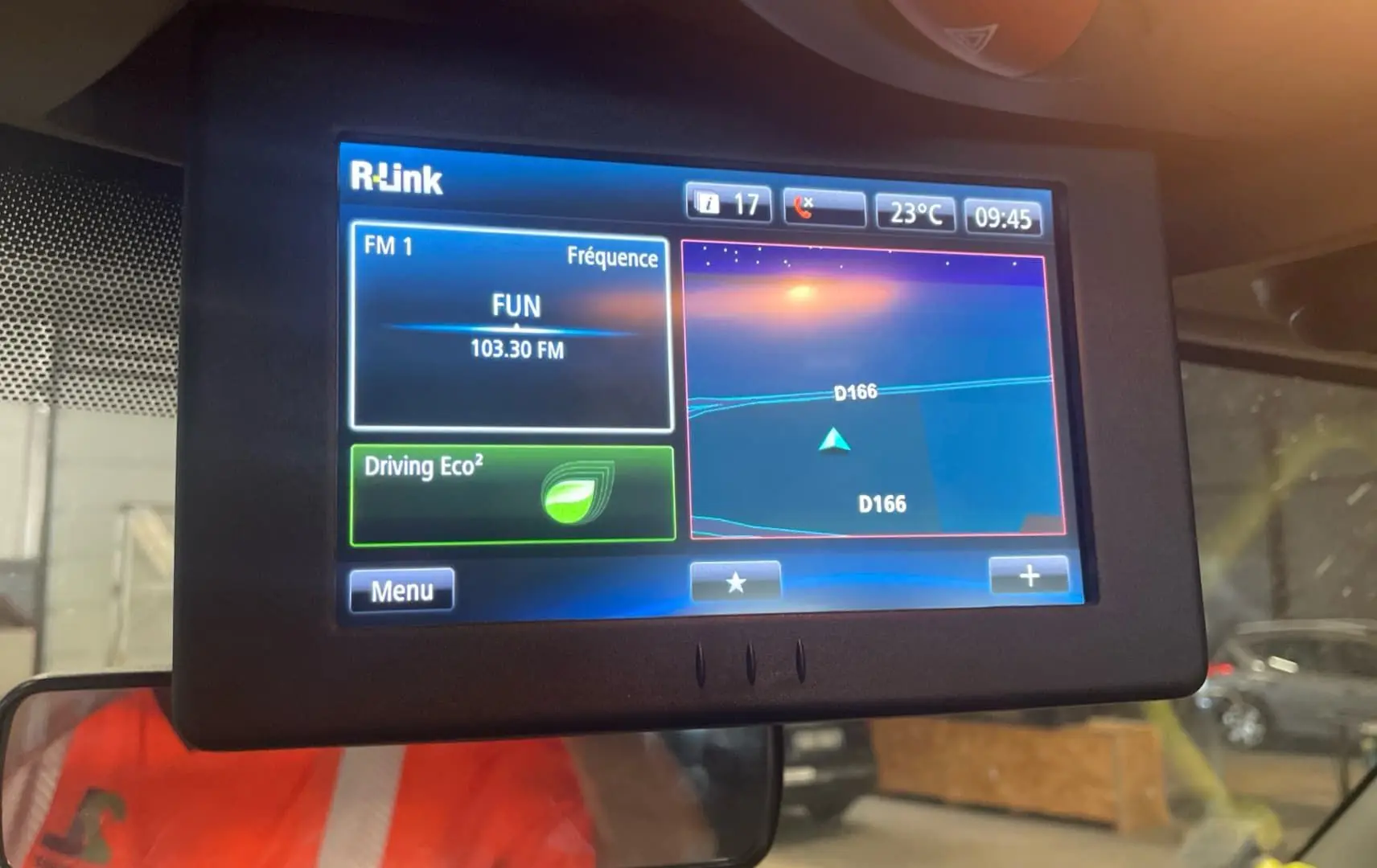 Écran tactile R-Link du Renault Master TPMR 2019, affichant radio FM et navigation, vu de l'habitacle côté conducteur.