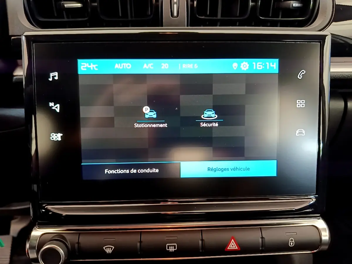 Écran tactile central du tableau de bord de la Citroën C3 PureTech blanc, affichant les réglages de conduite et sécurité.