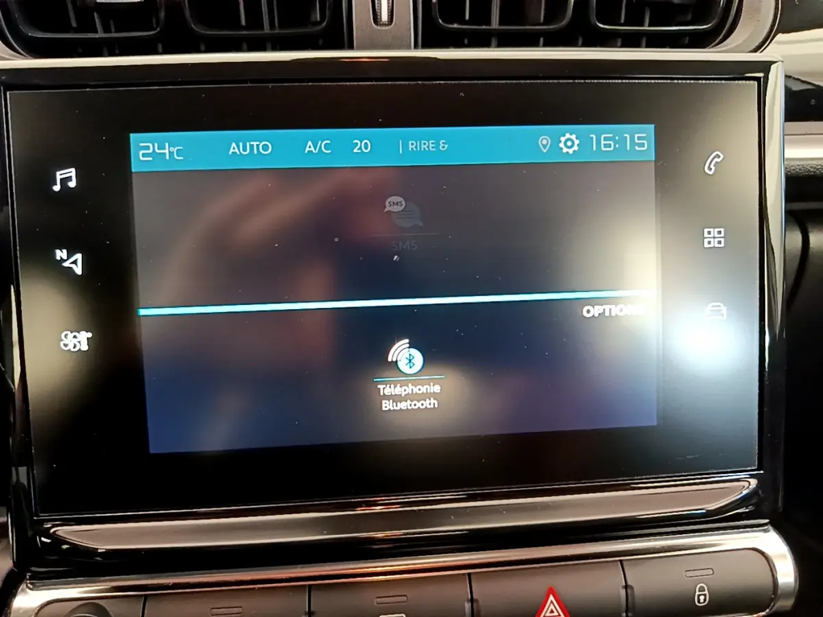 Écran tactile central affichant la téléphonie Bluetooth dans le tableau de bord d'une Citroën C3 blanche de 2019.