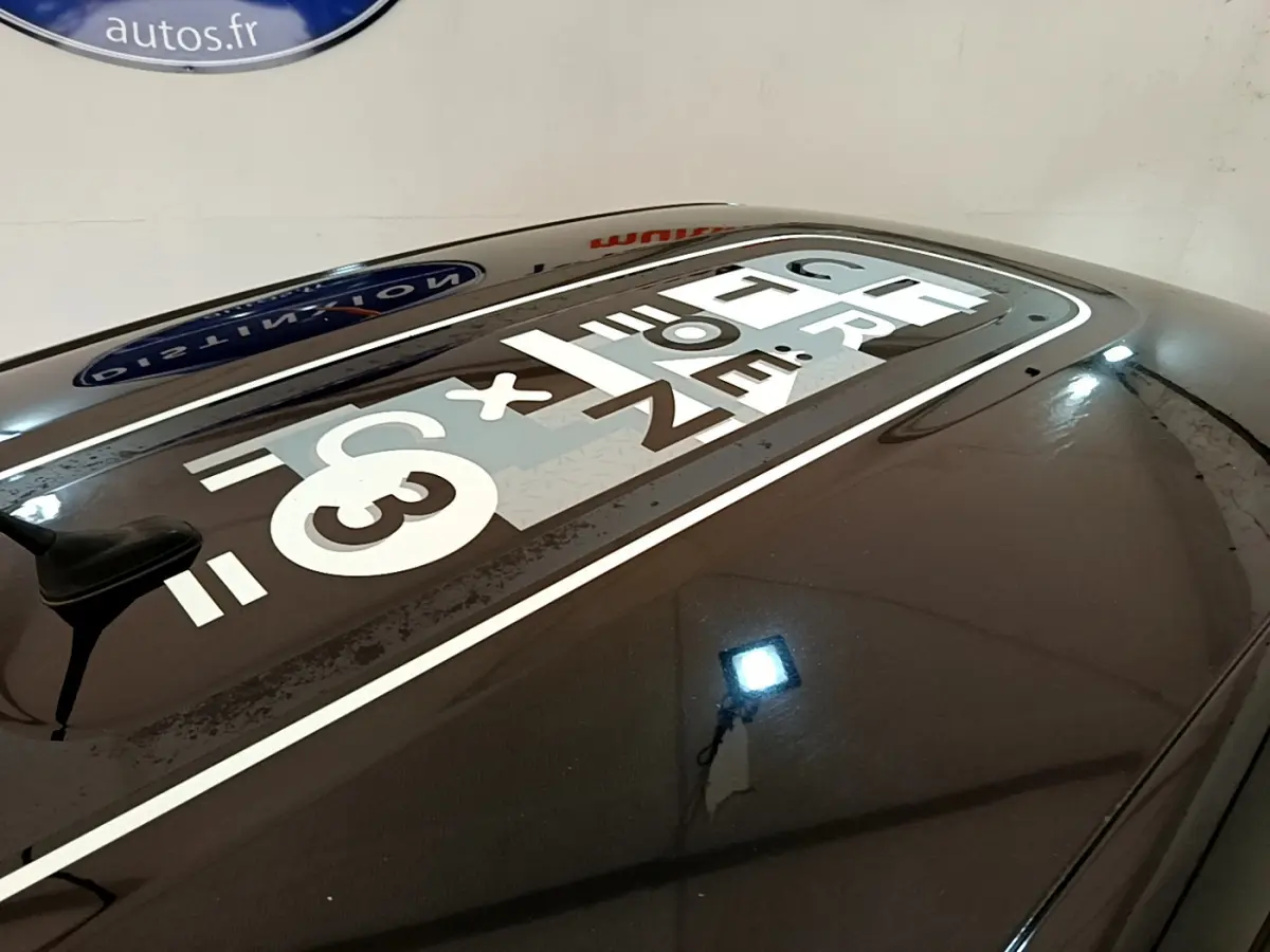 Toit blanc de la Citroën C3 PureTech 82 S&S BVM Graphic 2019 vu en gros plan avec antenne noire et autocollants graphiques.
