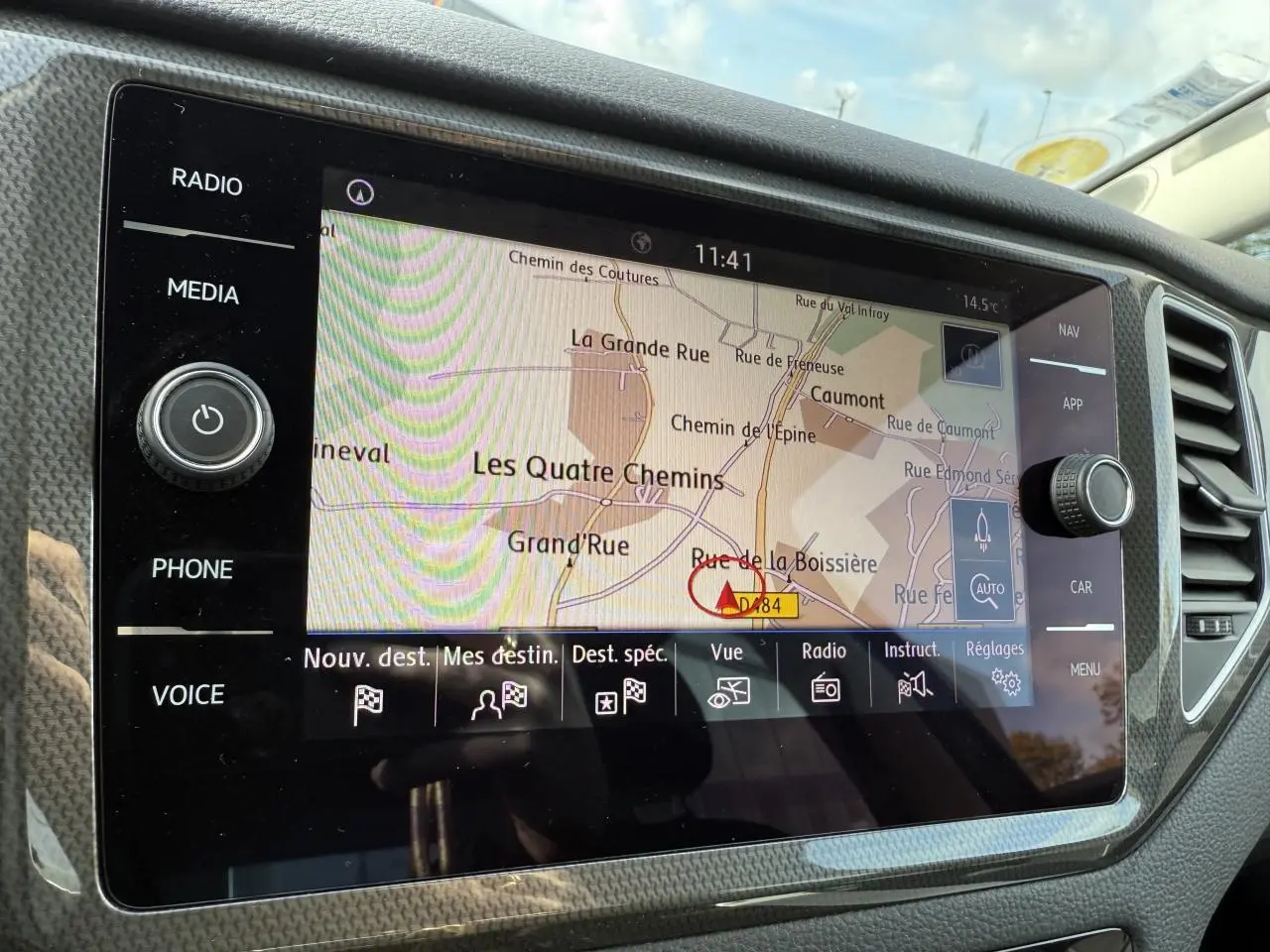 Écran tactile du système de navigation Discover Media dans le tableau de bord d'une Volkswagen Golf Sportsvan gris Urano.