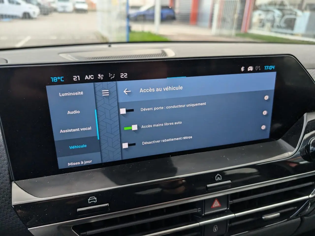 Écran tactile central de la Citroën C4 2024 affichant les réglages d'accès au véhicule en intérieur noir.