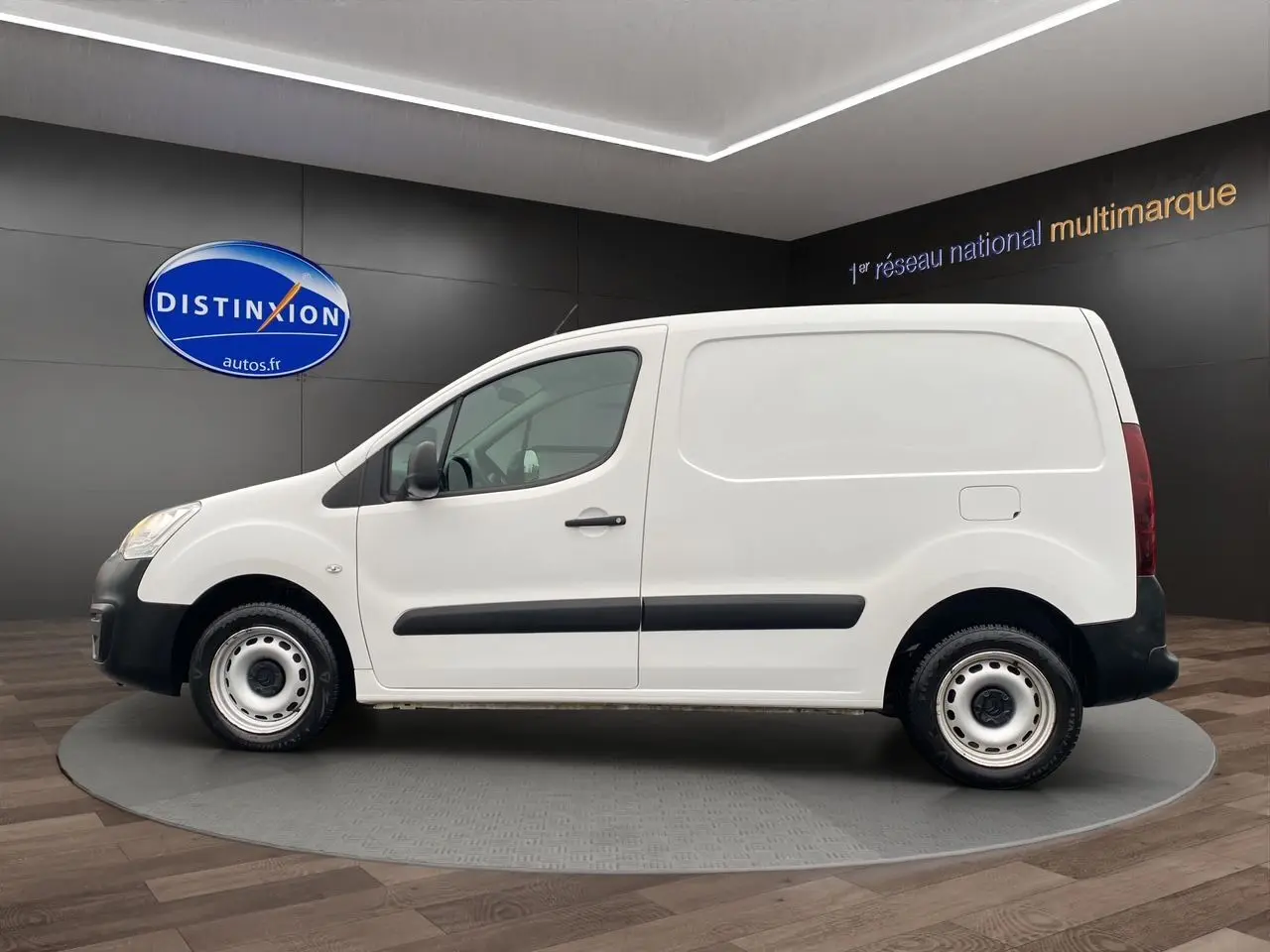 Vue de profil côté gauche d'un Citroën Berlingo blanc 2018 version Van M BlueHDi avec protections noires.