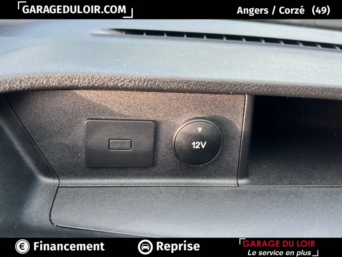 Prise 12V et port USB avant en gros plan sur le tableau de bord du Ford Transit Custom Fourgon blanc 2023.