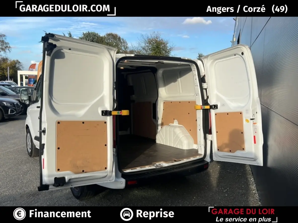 Vue arrière du Ford Transit Custom blanc 2023 avec portes ouvertes dévoilant l’espace de chargement vide et protégé.