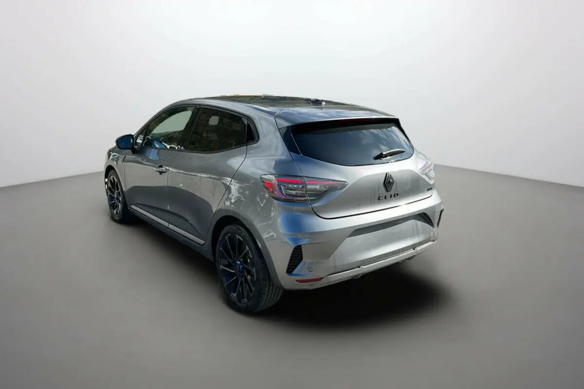 Vue 3/4 arrière droite d'une Renault Clio V E-Tech 145 Esprit Alpine Bose gris schiste avec jantes noires et vitres surteintées.