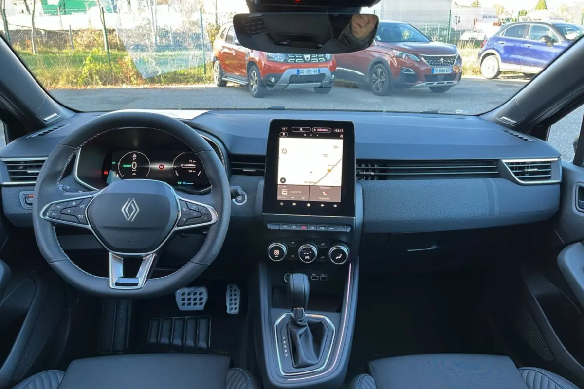 Vue intérieure avant de la Renault Clio V E-Tech 145 Esprit Alpine Bose 2025, tableau de bord et écran tactile central.