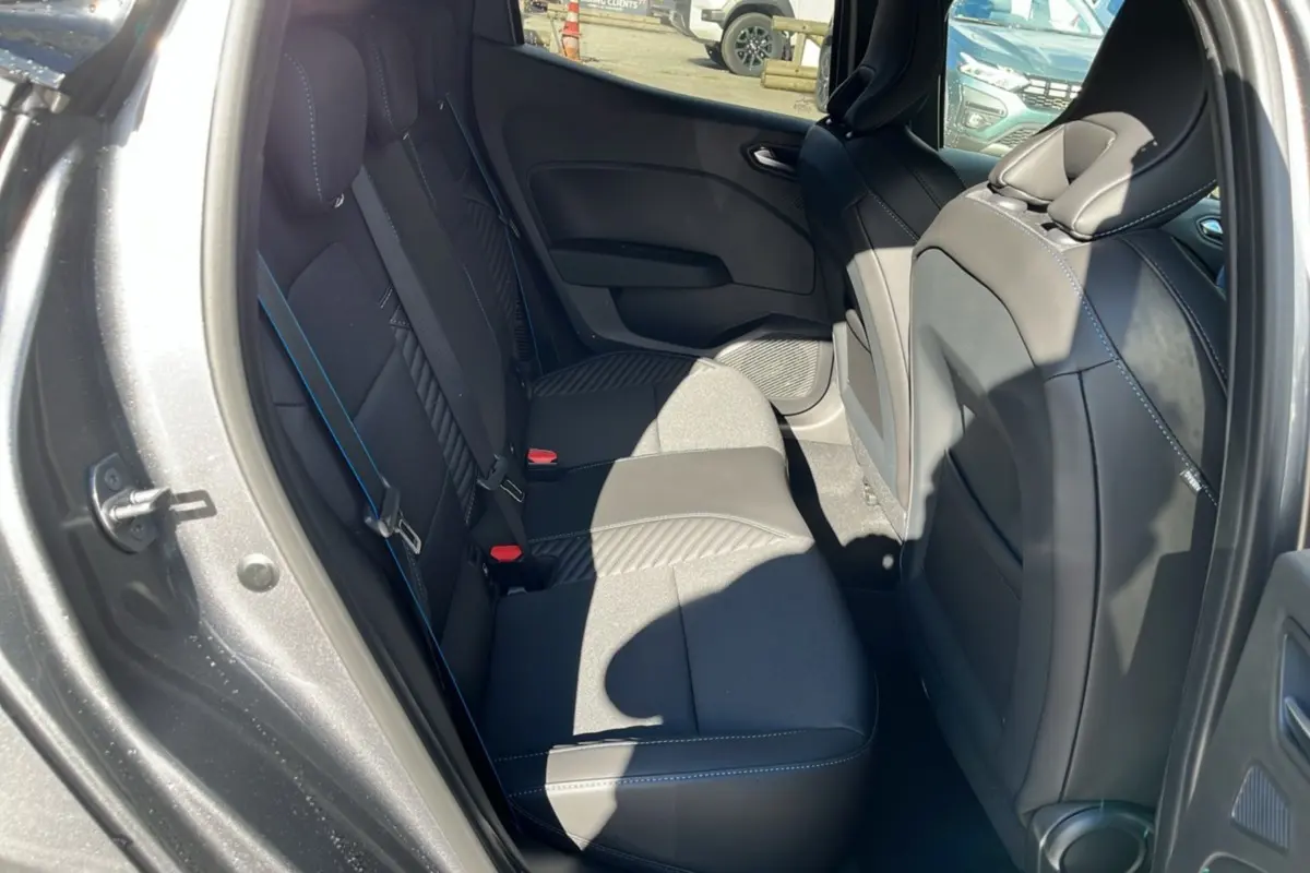 Vue intérieure côté gauche des sièges arrière en tissu et cuir noir avec surpiqûres bleues de la Renault Clio V E-Tech 145 Esprit Alpine Bose gris schiste.