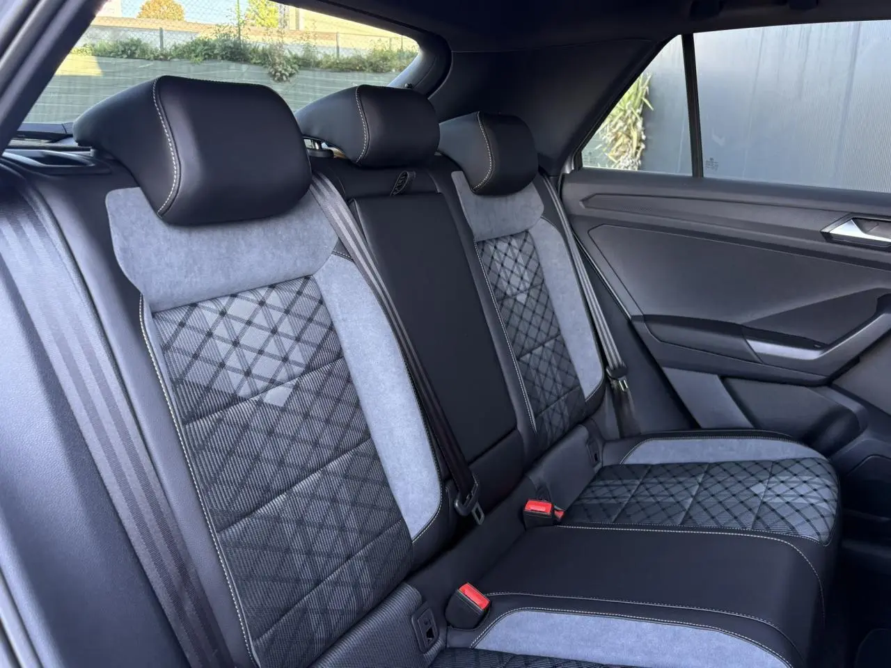 Vue latérale droite des sièges arrière en cuir noir et tissu gris du Volkswagen T-Roc 2.0 TDI R-Line 2025.