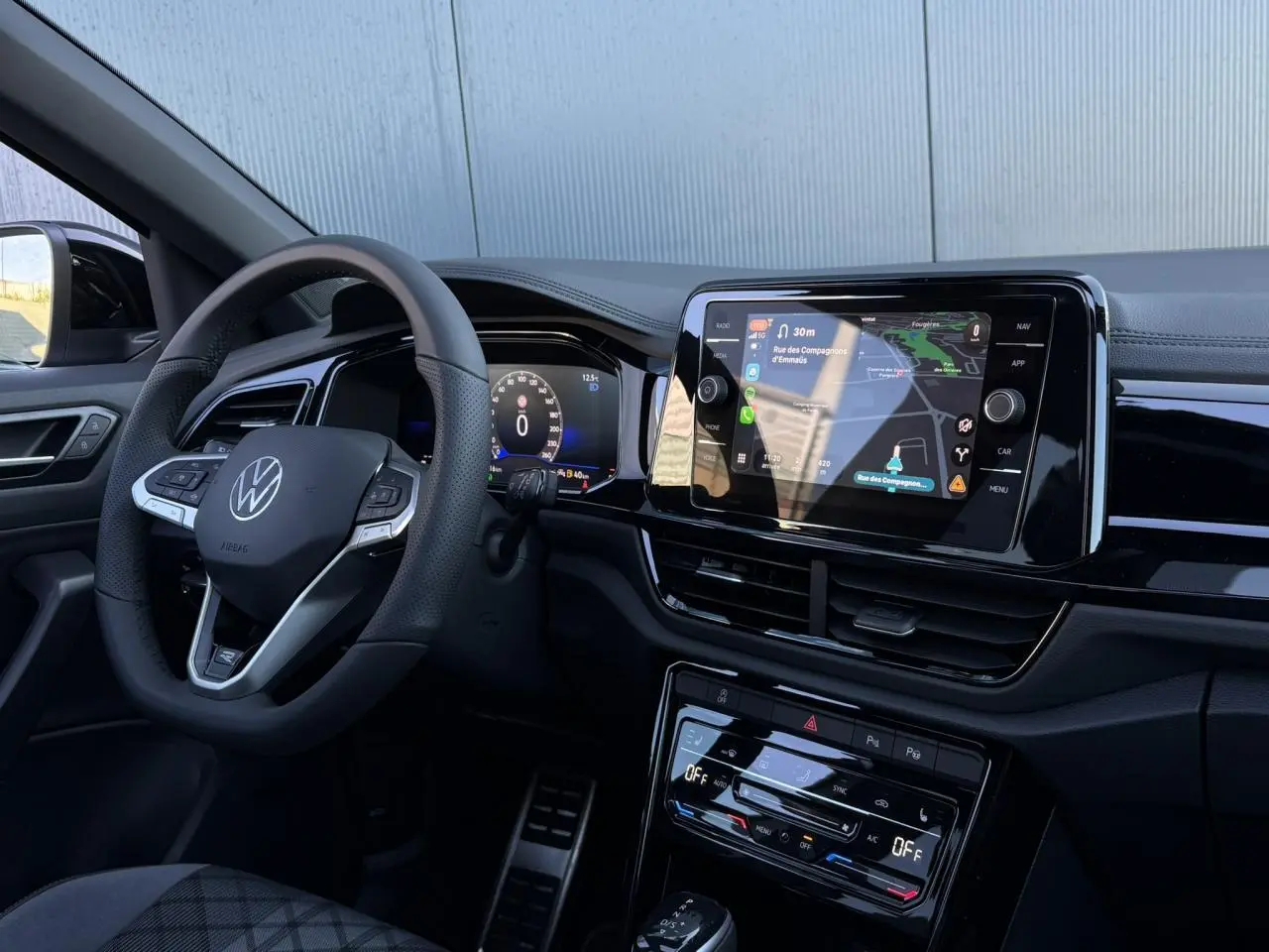 Intérieur avant du Volkswagen T-Roc 2025, tableau de bord noir avec écran tactile et volant multifonction R-Line.