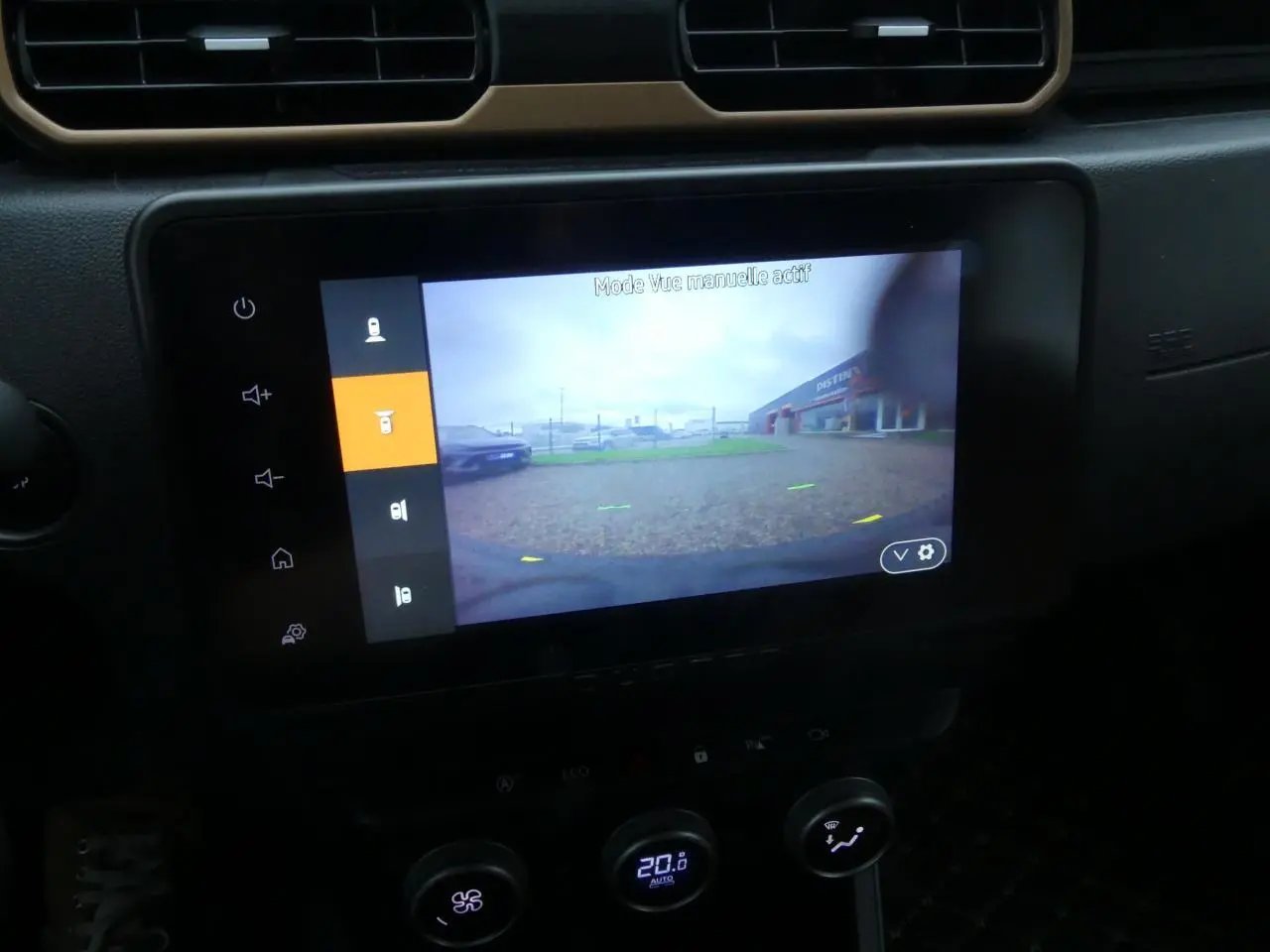 Écran tactile intérieur du Dacia Duster 2023 montrant la caméra multivues en mode manuel, avec tableau de bord noir.