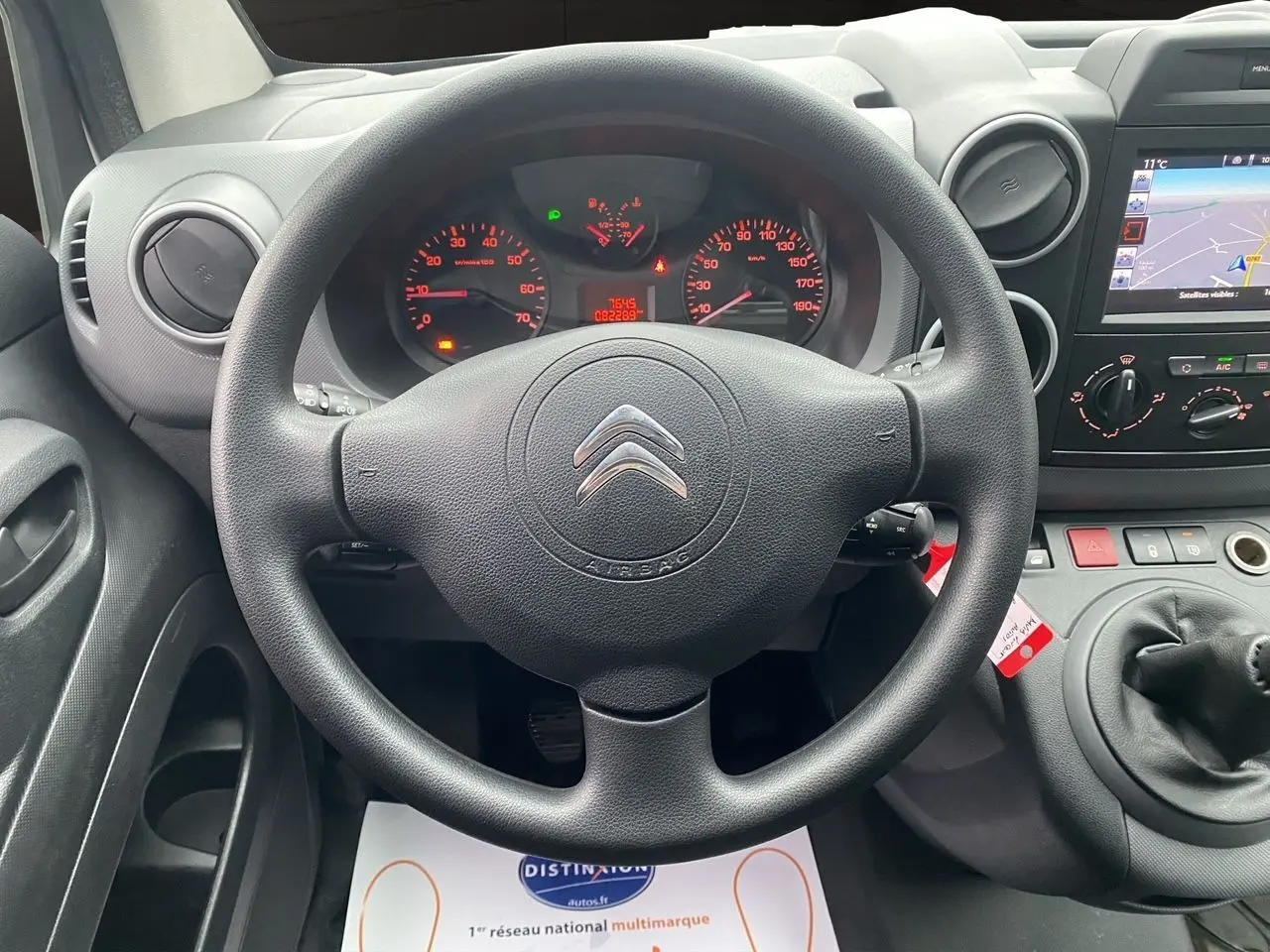 Vue intérieure centrée sur le volant noir du Citroën Berlingo blanc 2018 avec tableau de bord et levier de vitesses manuel.