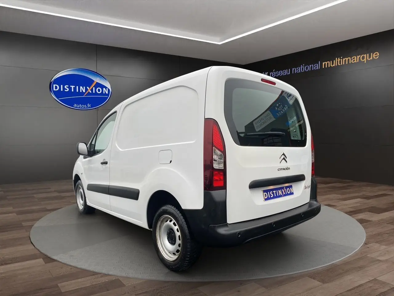 Vue 3/4 arrière droite du Citroën Berlingo blanc 2018 version Van M BlueHDi, avec pare-chocs noirs et vitres arrière teintées.