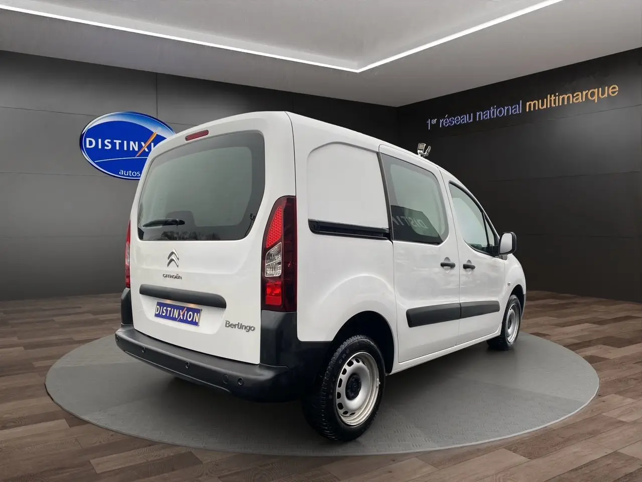 Vue 3/4 arrière droite d'un Citroën Berlingo blanc version utilitaire avec portes latérales et jantes acier.