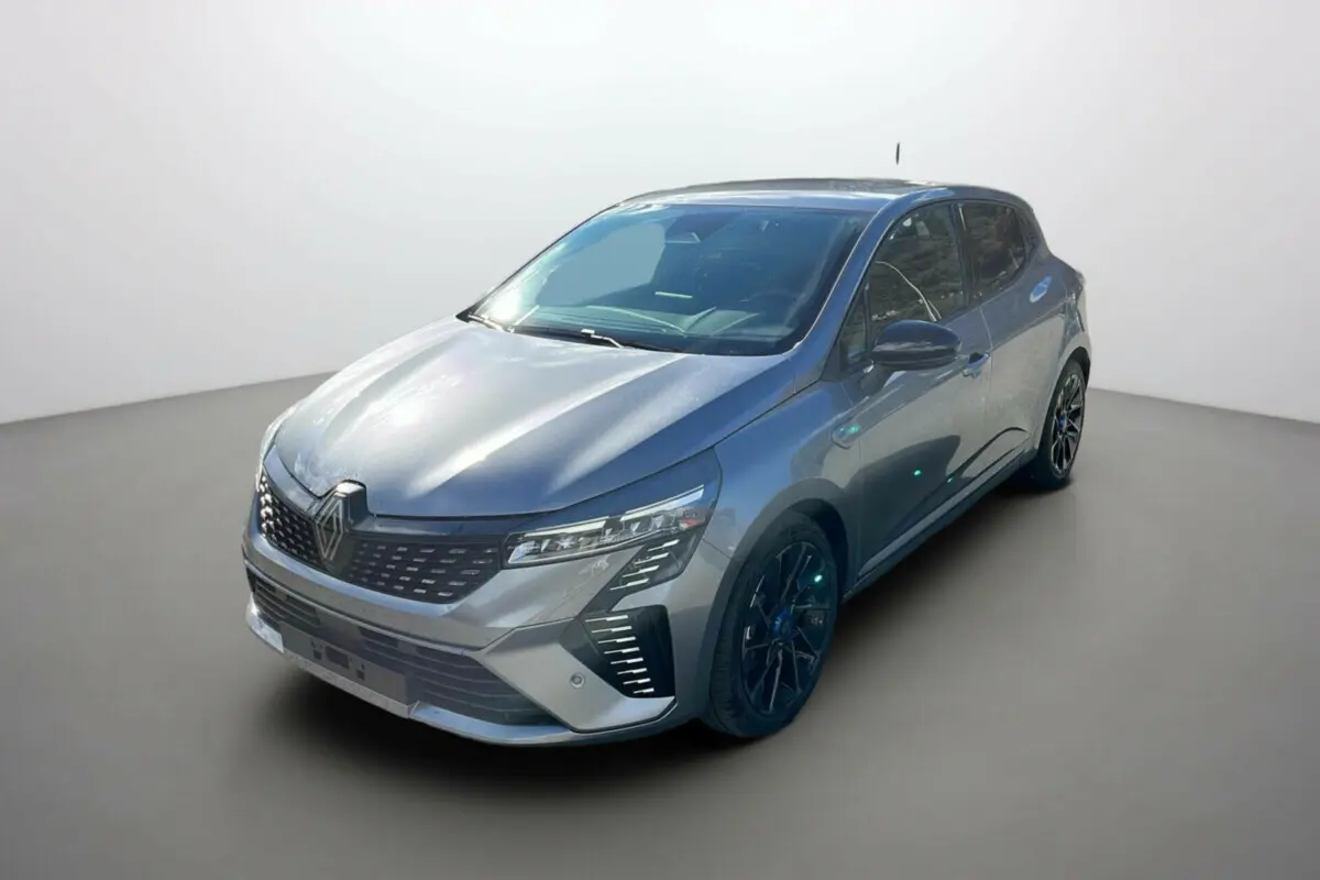 Renault Clio V E-Tech 145 Esprit Alpine gris schiste vue 3/4 avant avec jantes alu noires et feux LED distinctifs.