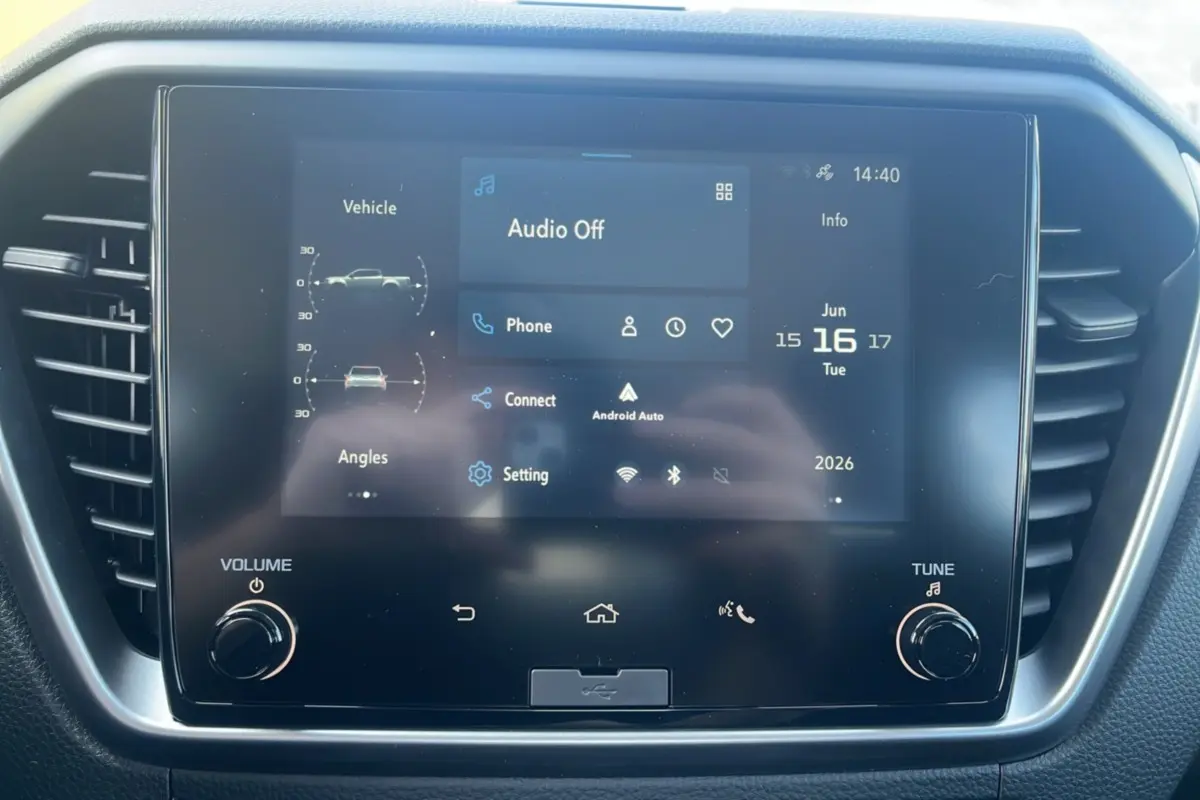 Écran tactile central du tableau de bord de l'Isuzu D-MAX 2026 affichant l'interface Android Auto en mode veille.