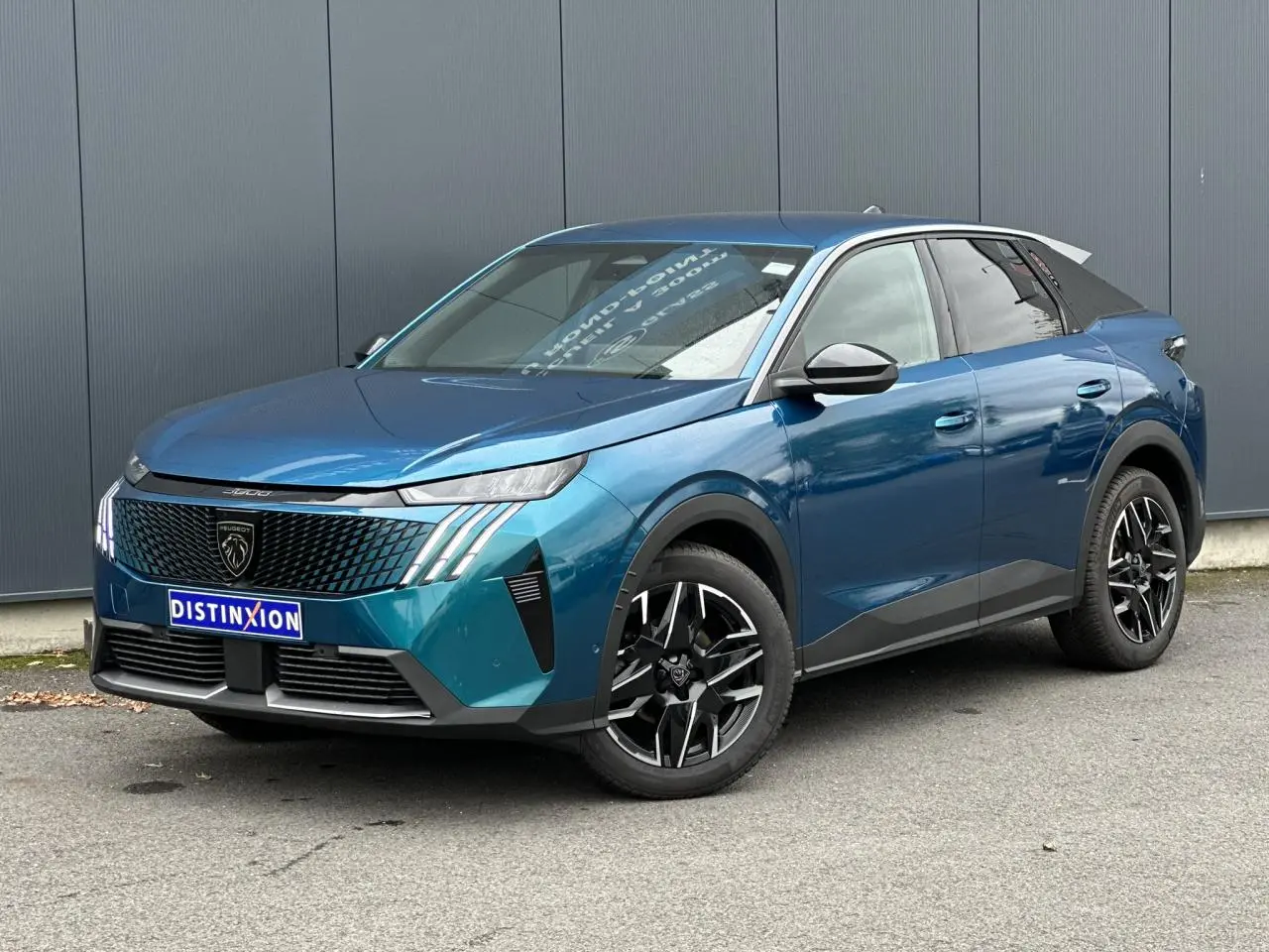 Peugeot 3008 Hybrid bleu Obsession en 3/4 avant droit, avec jantes alliage noires et calandre distinctive.