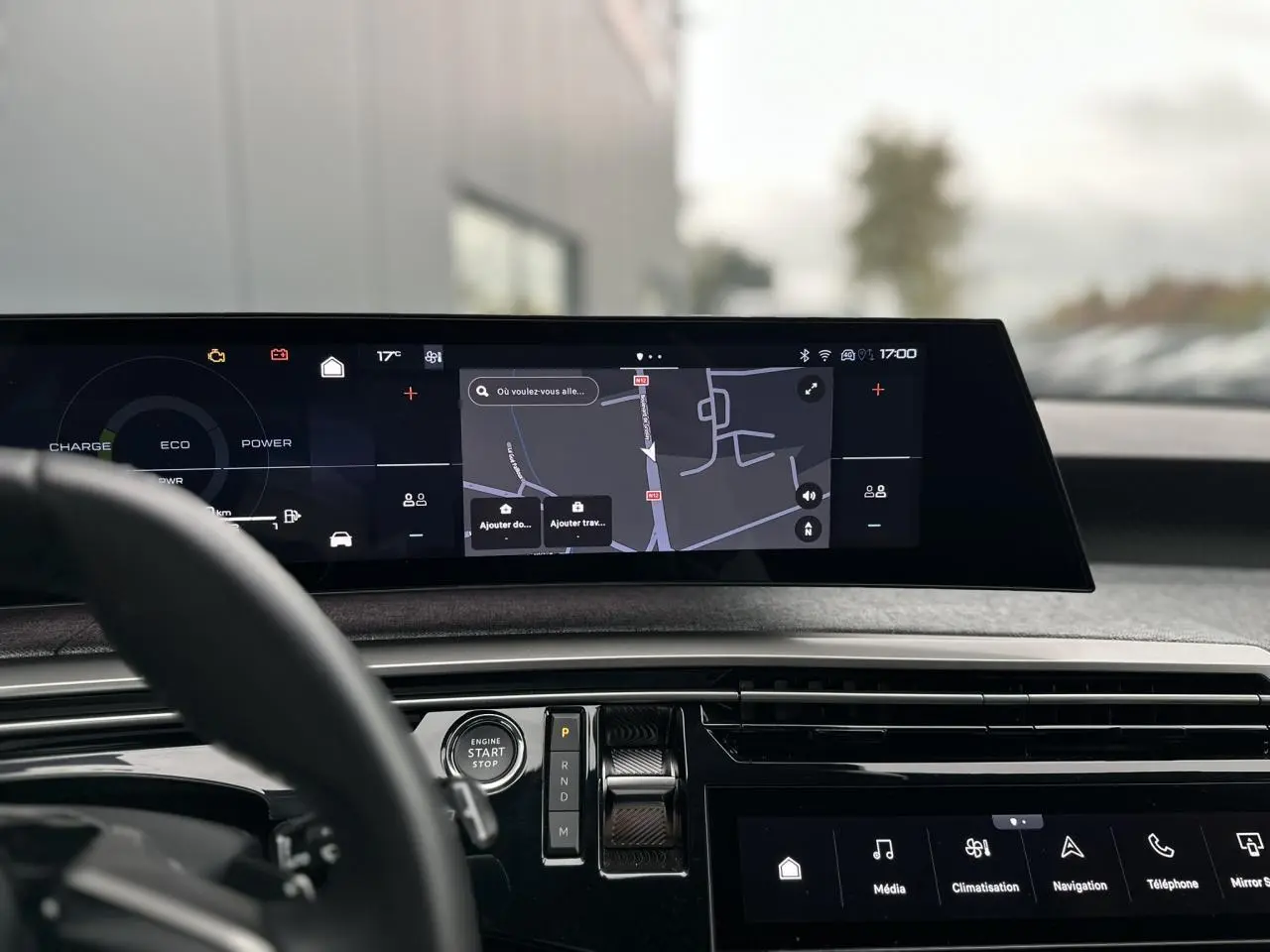Vue intérieure du tableau de bord du Peugeot 3008 Hybrid 145 Allure avec écran incurvé affichant la navigation.