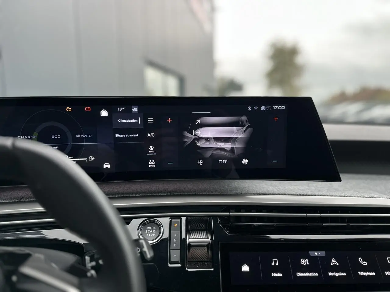 Vue intérieure du tableau de bord du Peugeot 3008 Hybrid 2024 avec écran tactile panoramique et commandes digitales.