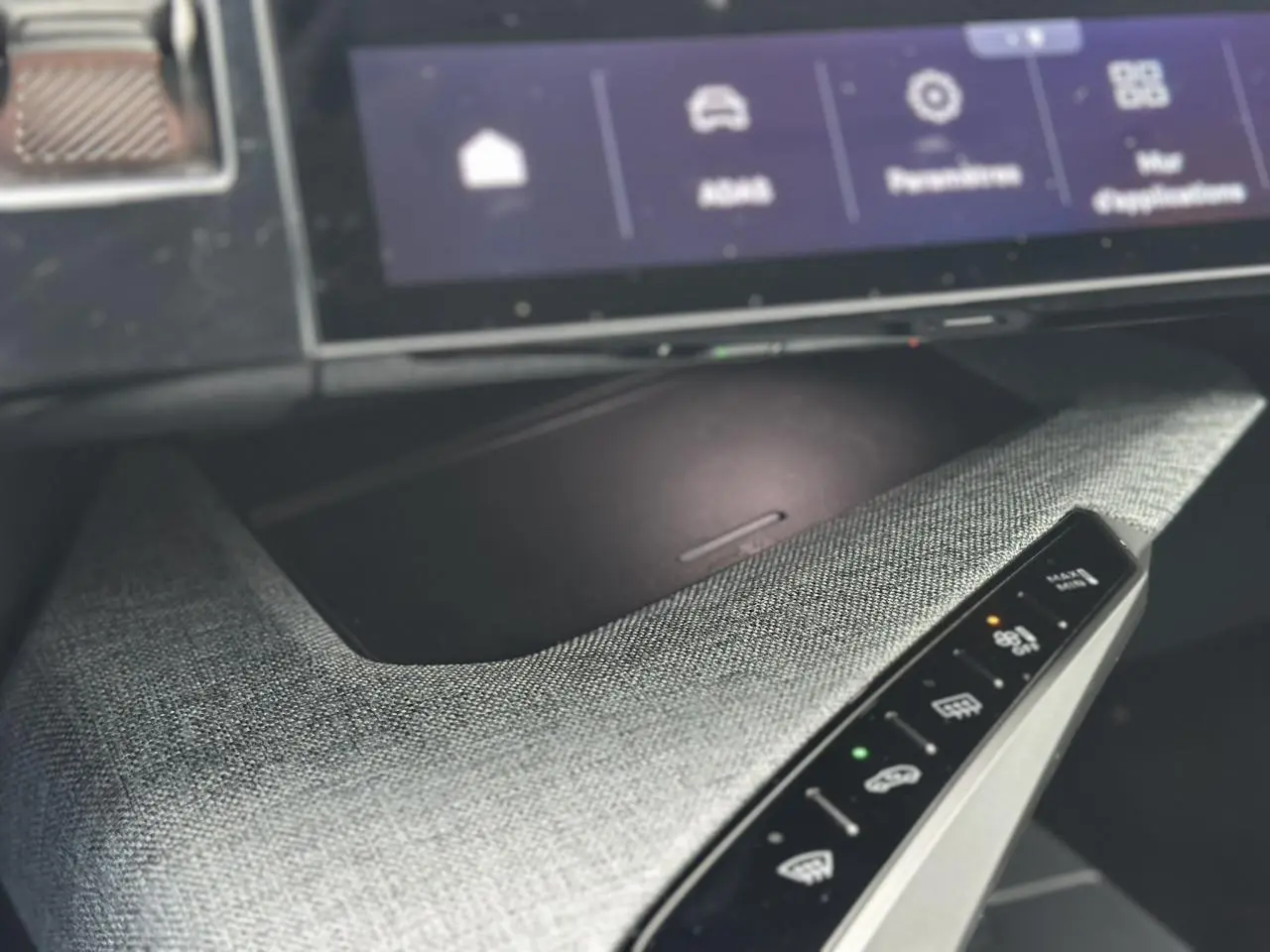 Détail de la console centrale grise avec commandes tactiles et écran incurvé du Peugeot 3008 Hybrid 2024