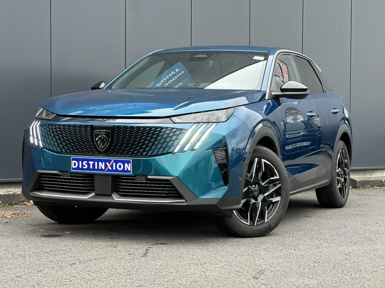 Peugeot 3008 Hybrid bleu Obsession en 3/4 avant droit avec calandre noire et jantes alliage 19 pouces.