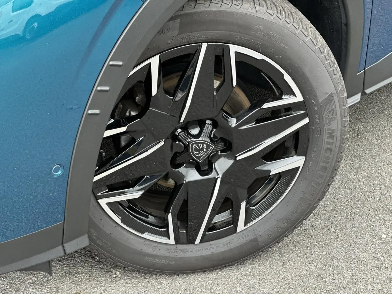Gros plan sur la jante alliage noire et diamantée 19'' du côté avant gauche d'un Peugeot 3008 Bleu Obsession.