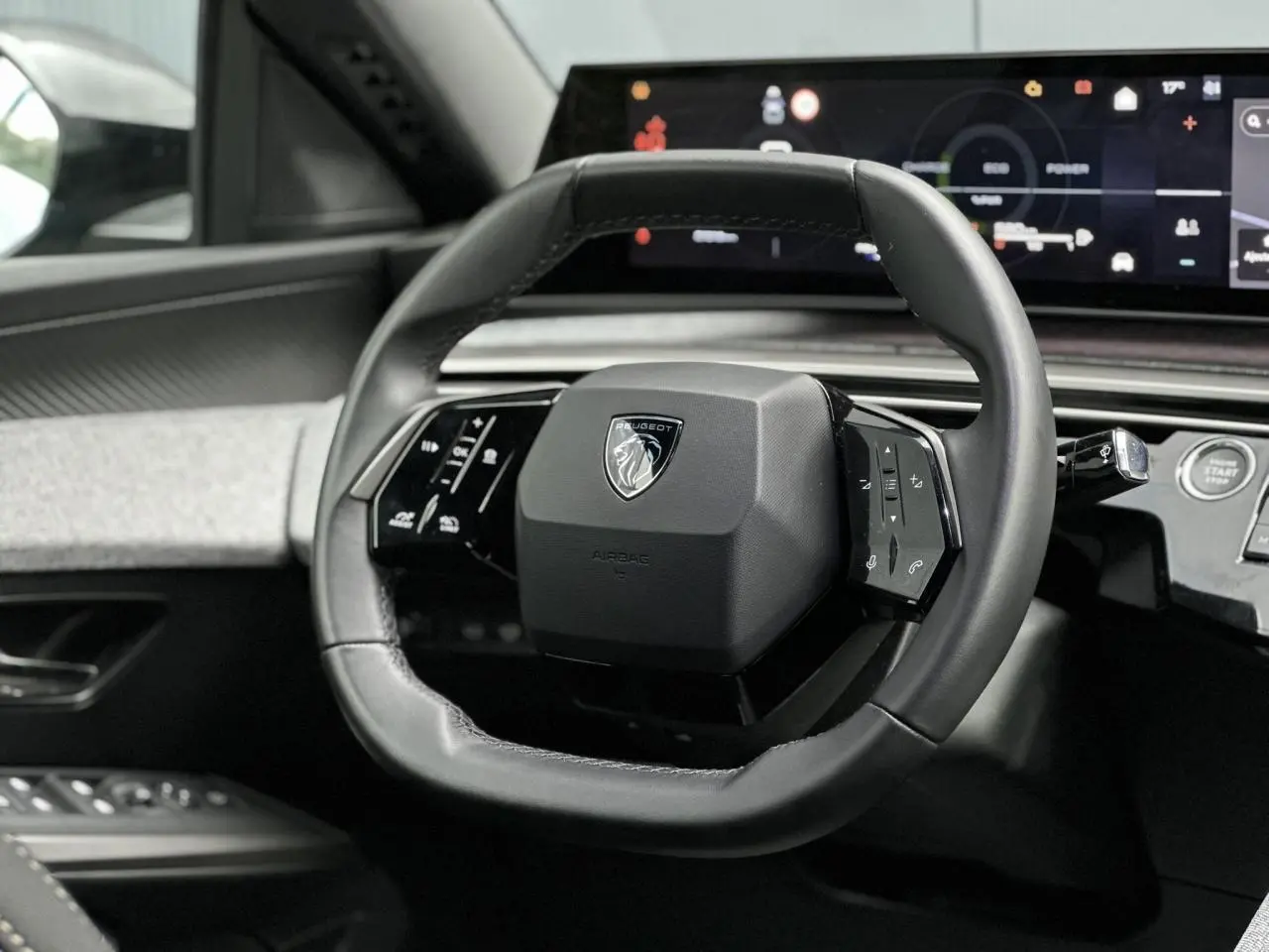 Volant compact cuir noir avec commandes intégrées et tableau de bord numérique du Peugeot 3008 Hybrid 2024 vue intérieure côté conducteur