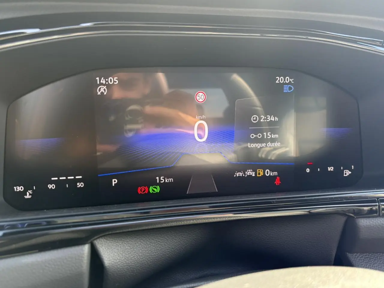 Affichage numérique du tableau de bord du Volkswagen T-Roc 2.0 TDI R-Line, avec indication vitesse zéro et alertes actives.