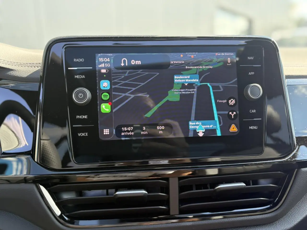 Écran tactile central du Volkswagen T-Roc 2025 affichant la navigation avec interface moderne et commandes tactiles.