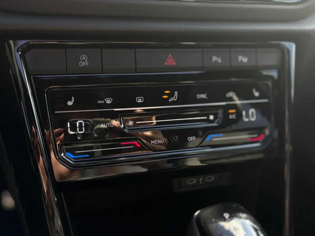 Panneau de commande de climatisation digitale du Volkswagen T-Roc noir Grenadilla, vue intérieure centrée sur les réglages.