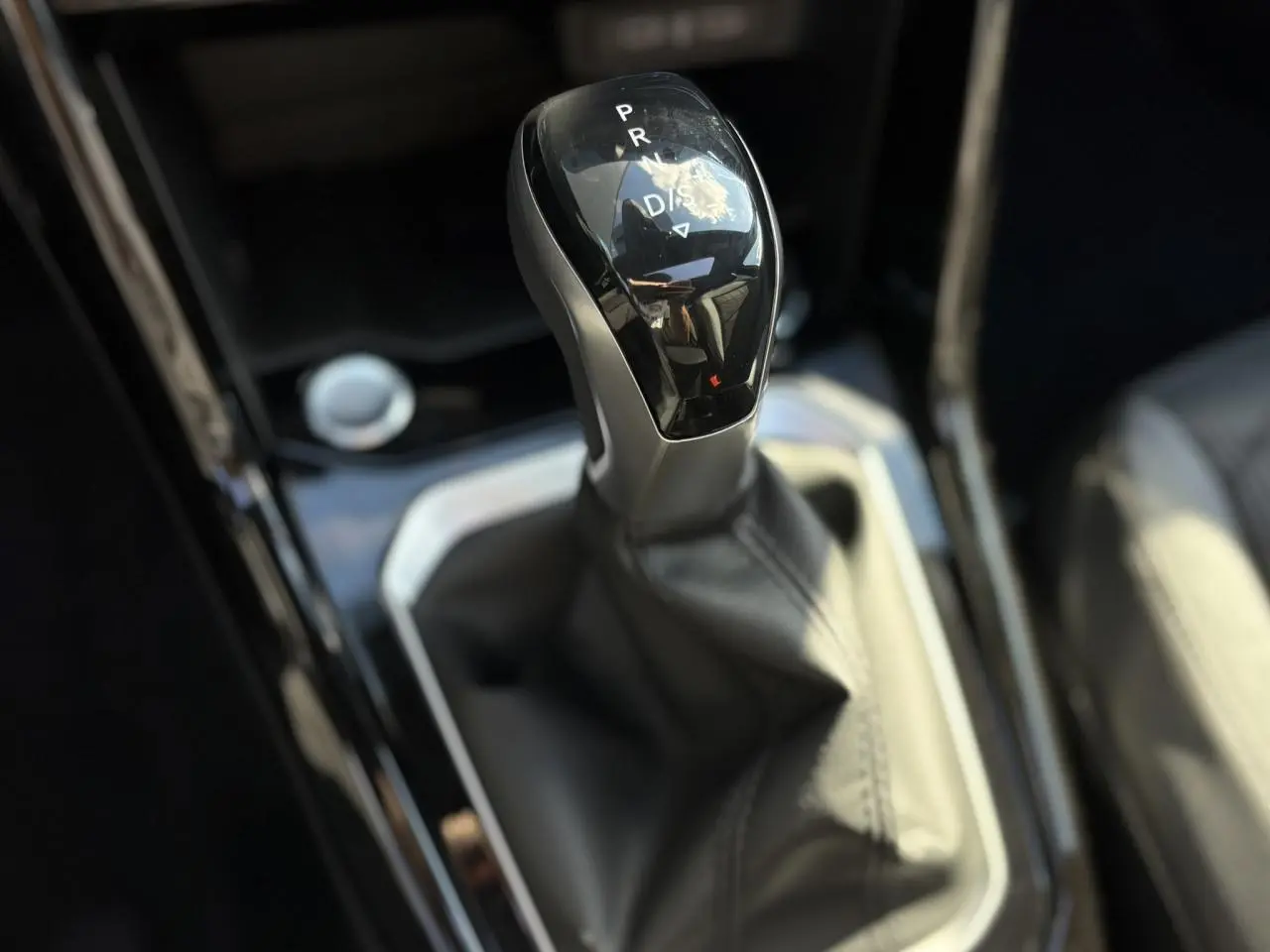 Le levier de vitesses automatique noir brillant du Volkswagen T-Roc 2.0 TDI R-Line vu en gros plan intérieur.