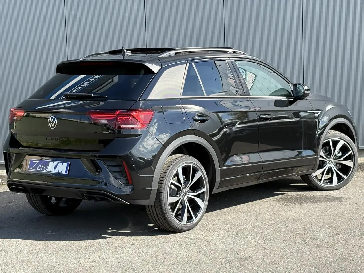 Volkswagen T-Roc noir Grenadilla vue 3/4 arrière droit avec jantes alliage 19 pouces et toit ouvrant.
