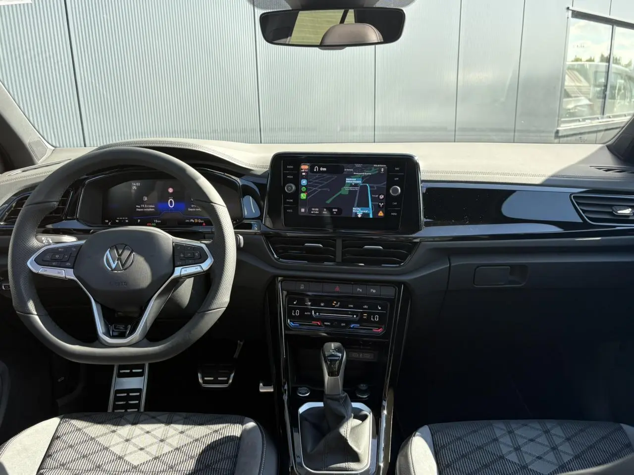 Vue intérieure avant du Volkswagen T-Roc 2.0 TDI R-Line 2025 avec tableau de bord numérique et écran central tactile.